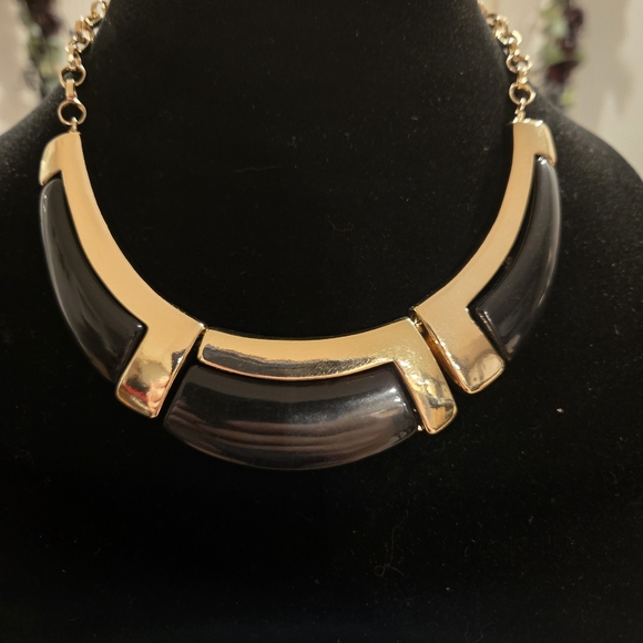 Jewelry - Elegant Gold and Black Necklace